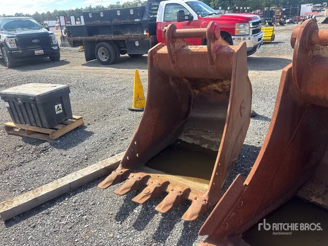 Hensley 36 in Digging Excavator Bucket - Fits Komatsu