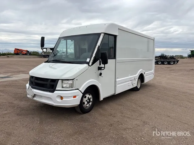 2013 Isuzu NPR 4x2 Van Truck