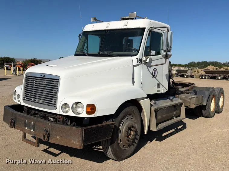 2000 Freightliner Conventional semi truck