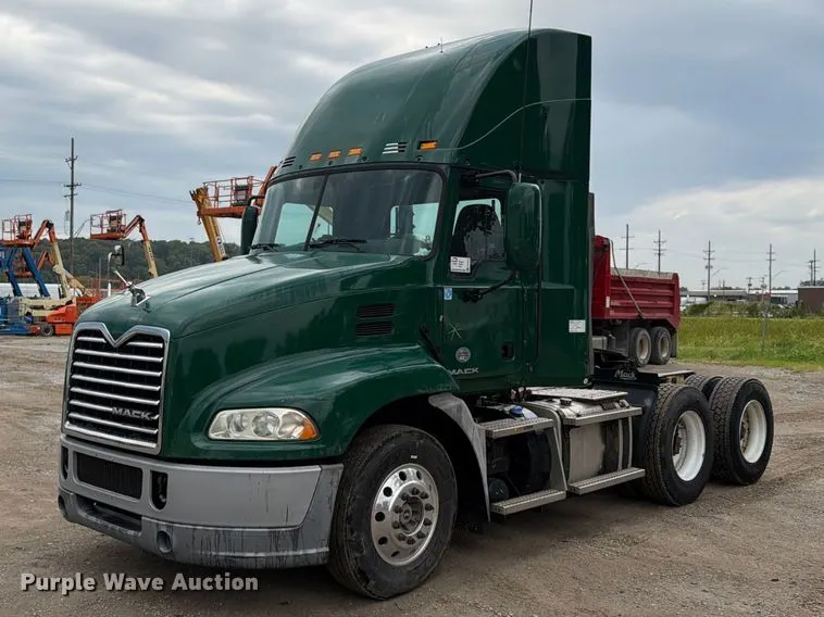 2016 Mack CXU semi truck