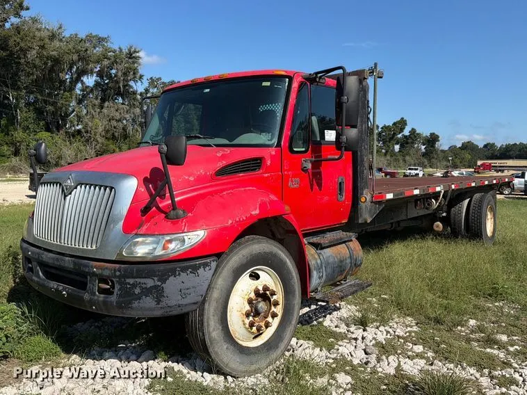 2004 International 4300 flatbed truck