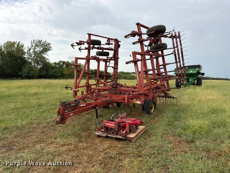 Sunflower 5331-27 field cultivator