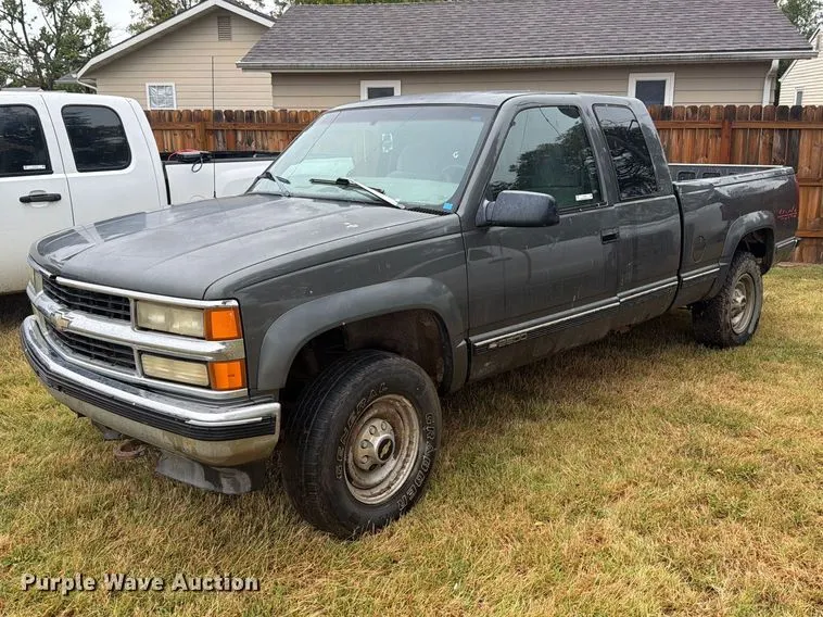 1999 Chevrolet K2500 Ext. Cab pickup truck