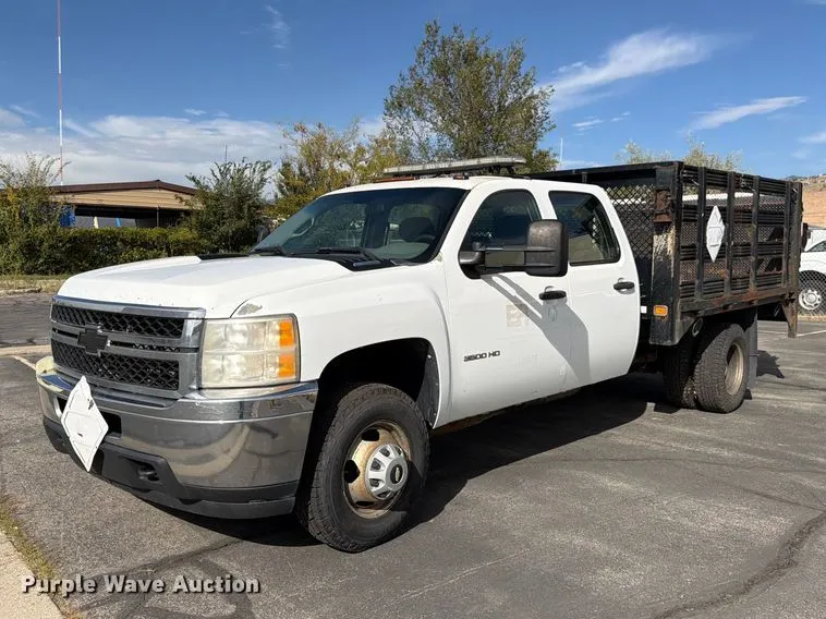 2011 Chevrolet Silverado 3500HD Crew Cab flatbed pickup truck