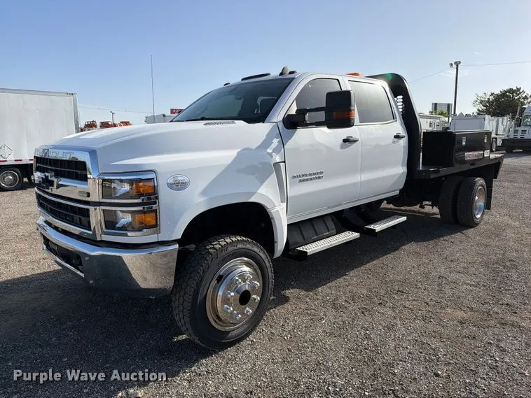 2022 Chevrolet Silverado 6500HD Crew Cab flatbed truck
