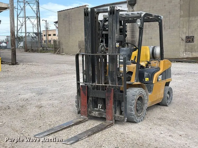 Caterpillar P6000 forklift