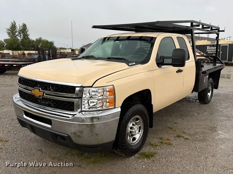 2008 Chevrolet Silverado 2500HD Ext. Cab flatbed pickup truck