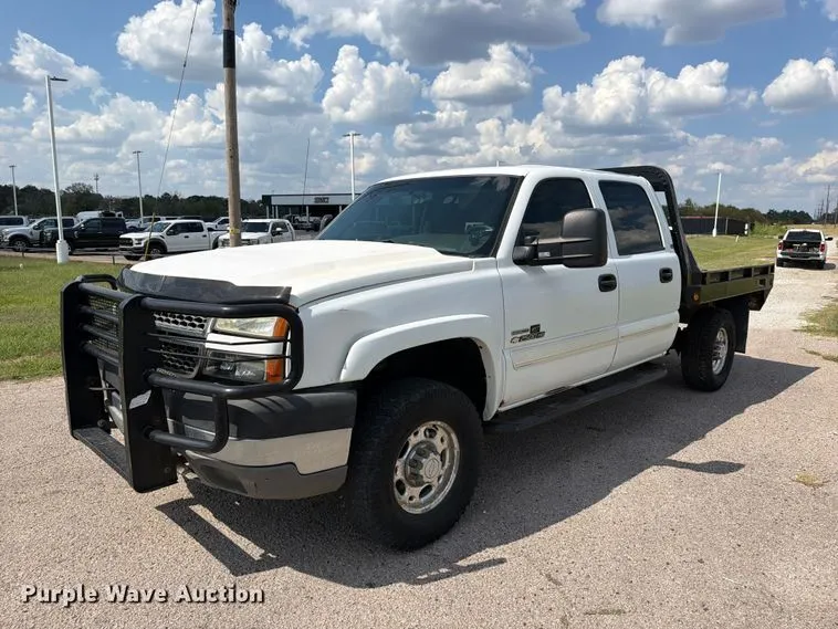 2007 Chevrolet Silverado 2500HD Crew Cab flatbed pickup truck