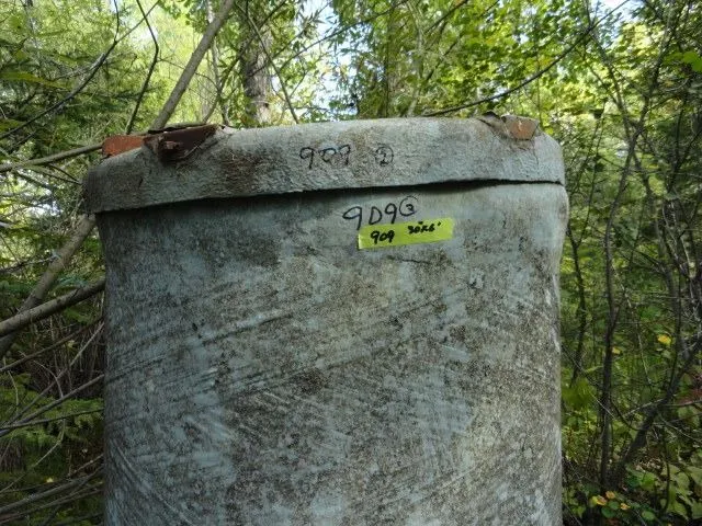 30”x 6’ Fiberglass Manhole w/ Cover (Good)