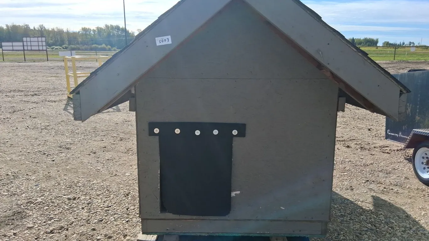 4x8' Insulated Dog House