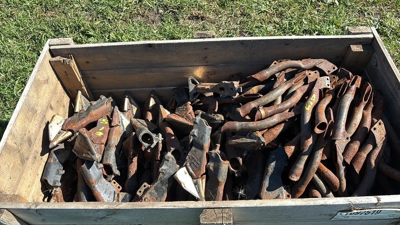 (70) 2817 Dutch Universal Bodies, 3 1/2" Opener and Fertilizer Tube 2825 Paired Row Tip