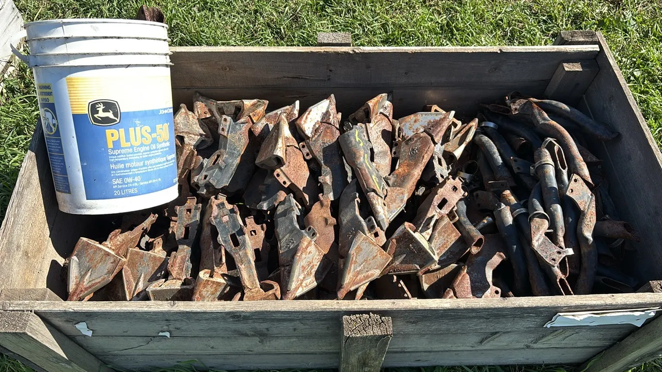(80) 2817 Dutch Universal Body 2825 3 1/2" Paired Row Tip With Fertilizer Tube