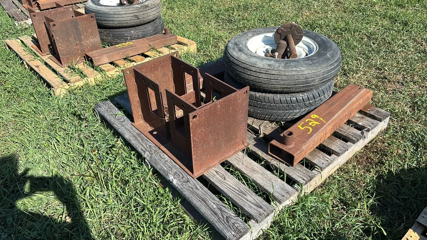 40 Series Shipping Frame Axles Assembly with new 6.7-15SL with 5 Bolt Hubs, Has 1 used Tire