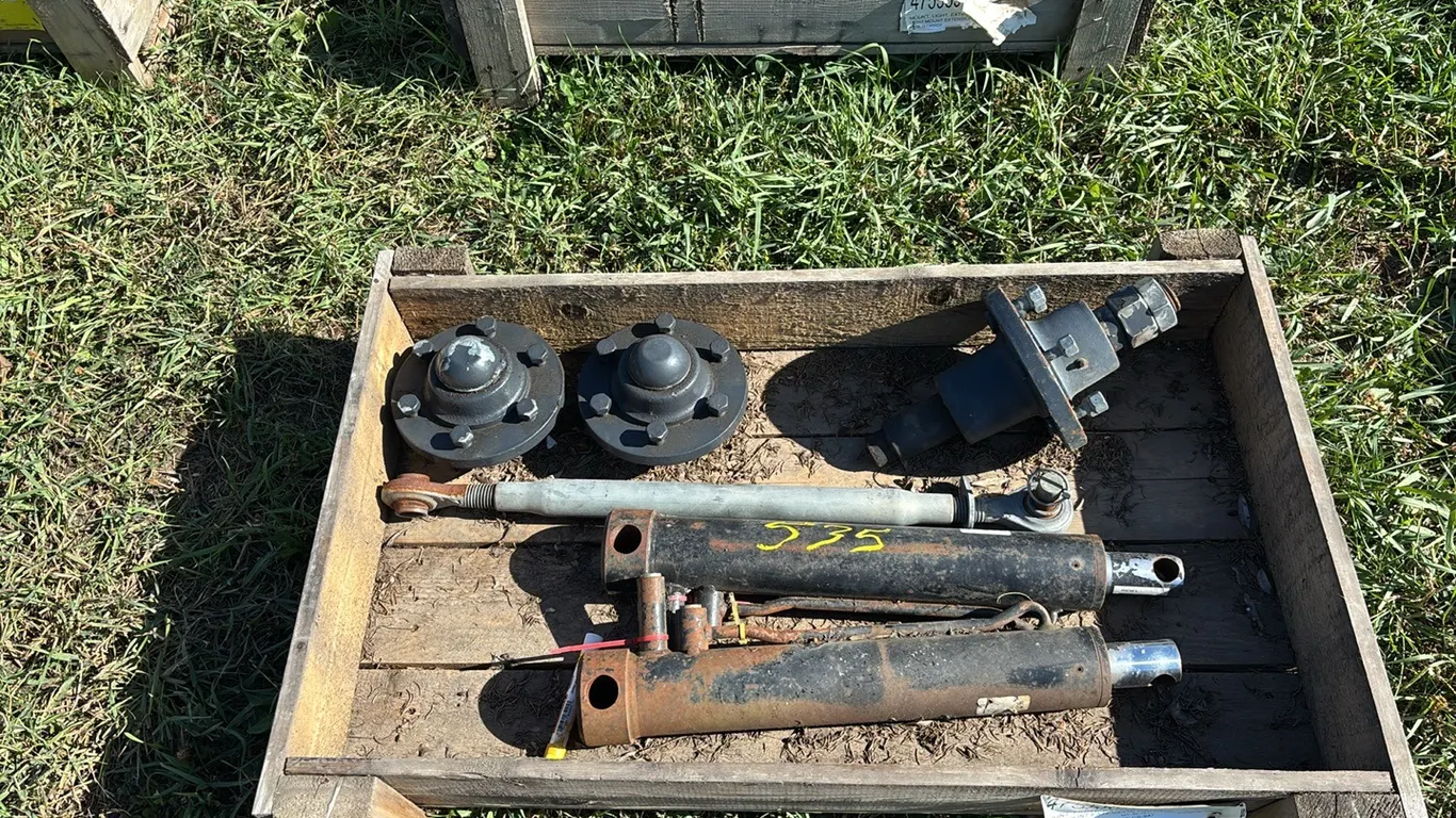 (2) Macdon Cylinders with (3) Hubs and 3rd Link