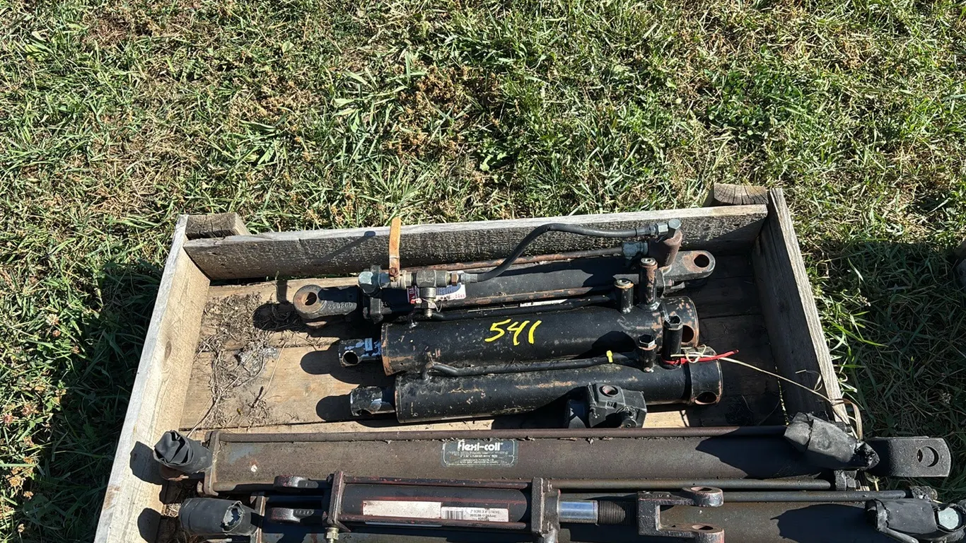 (6) Hydraulic Cylinders and Flow Control Valve