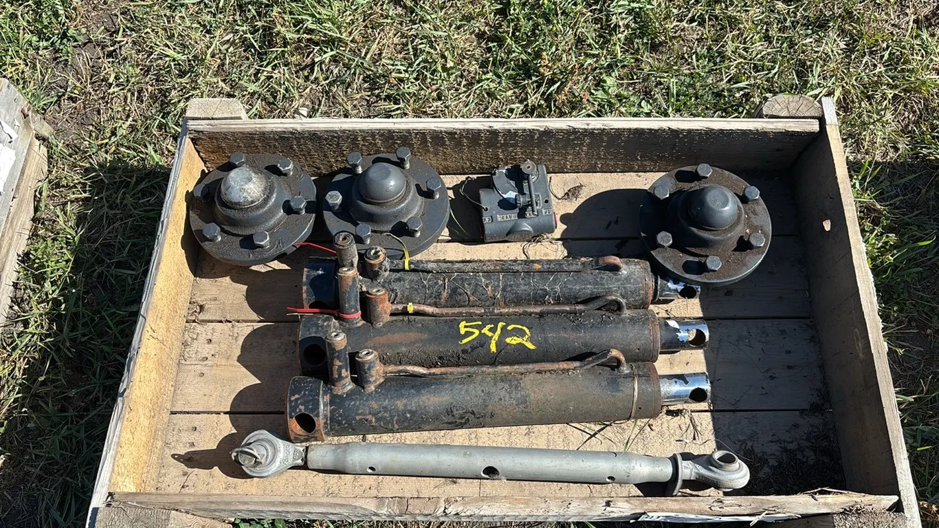 (3) 6 Bolt Hubs, (3) Cylinders, 3rd Link and Flow Control Valve