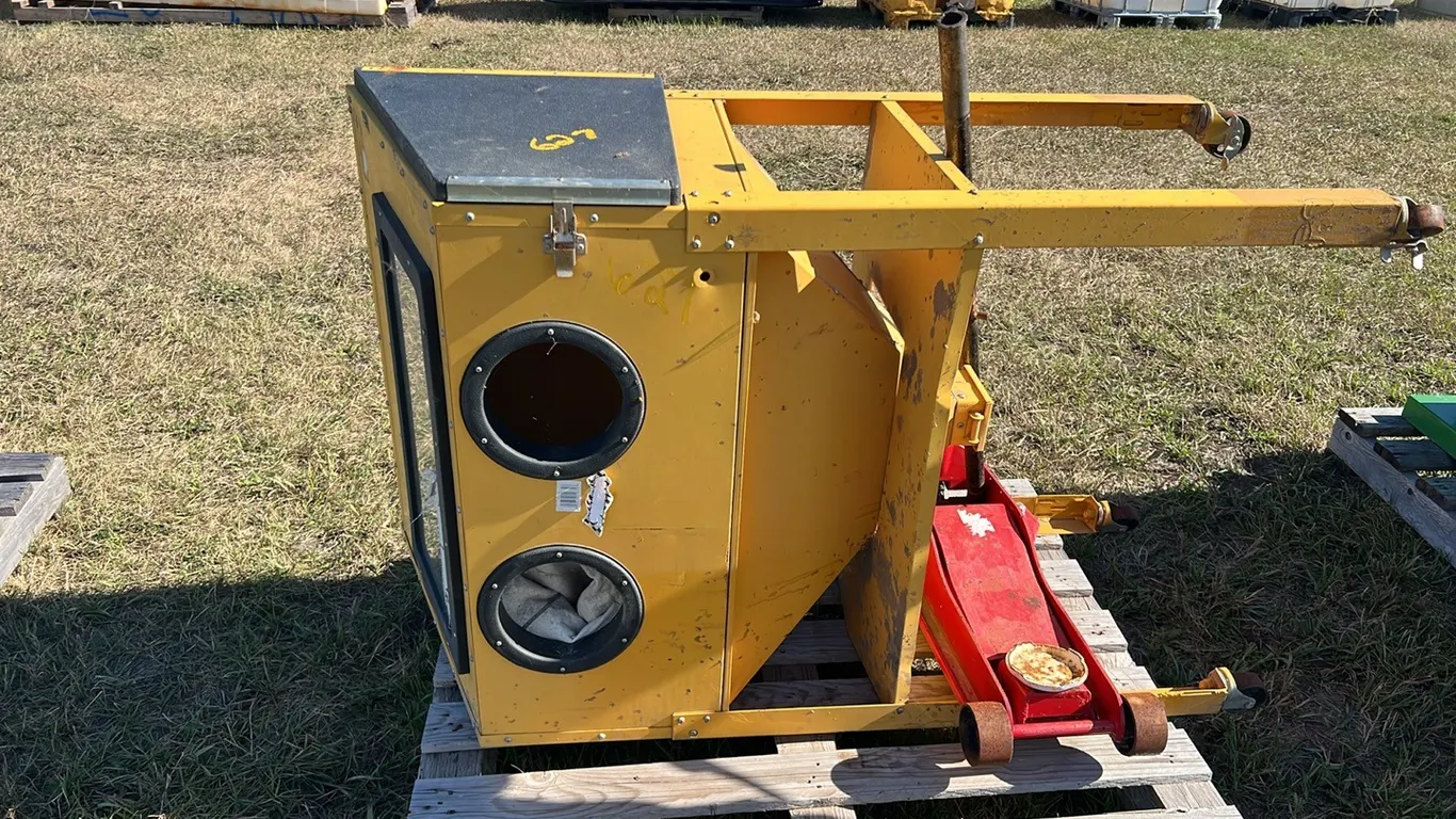 110 Volt Sand Blaster on Stand and Hydraulic Floor Jack