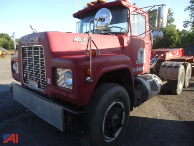 1985 Mack R688ST Semi Tractor