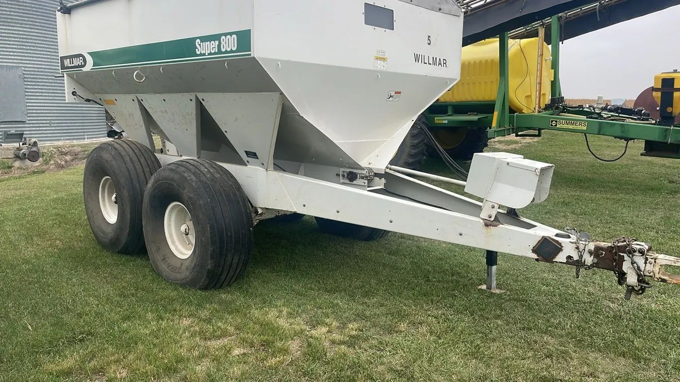 Willmar 800 Spreader