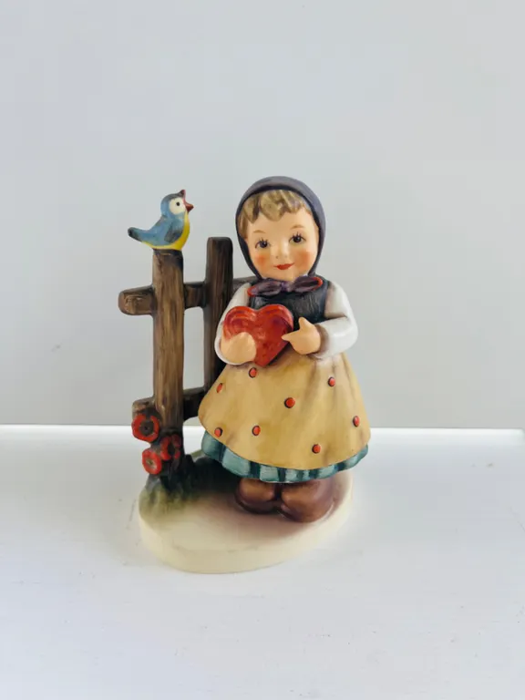 Hummel Goebel Sweet Greetings Figurine