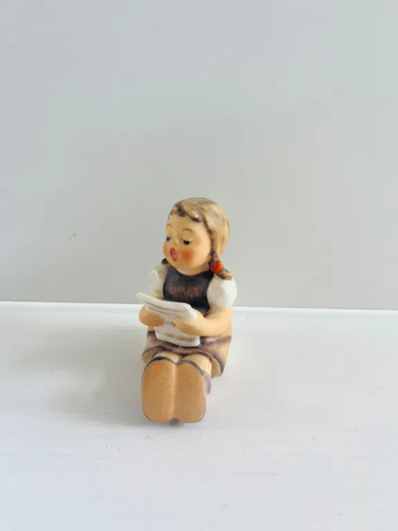 Goebel Hummel Figurine The New Reader #80