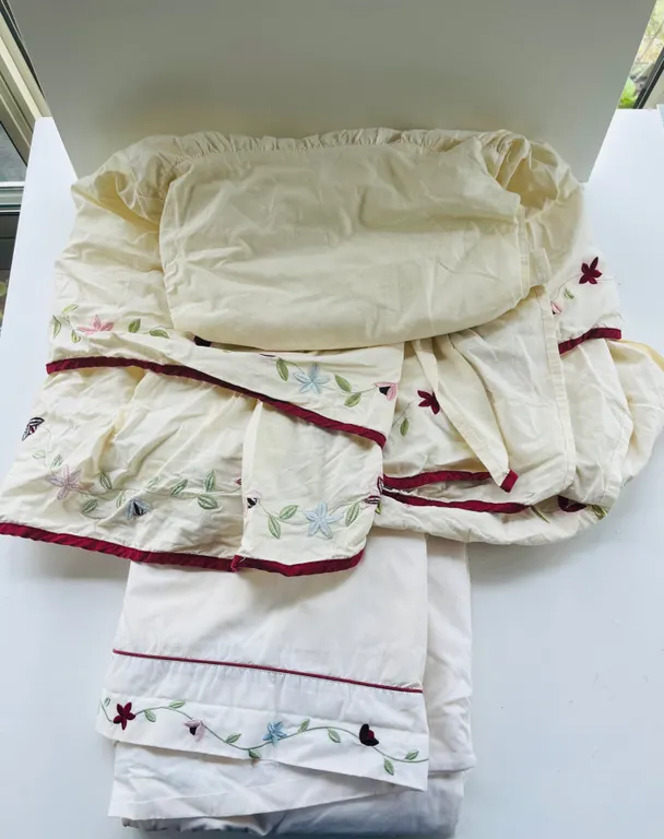Embroidered Floral Bedding Set - queen