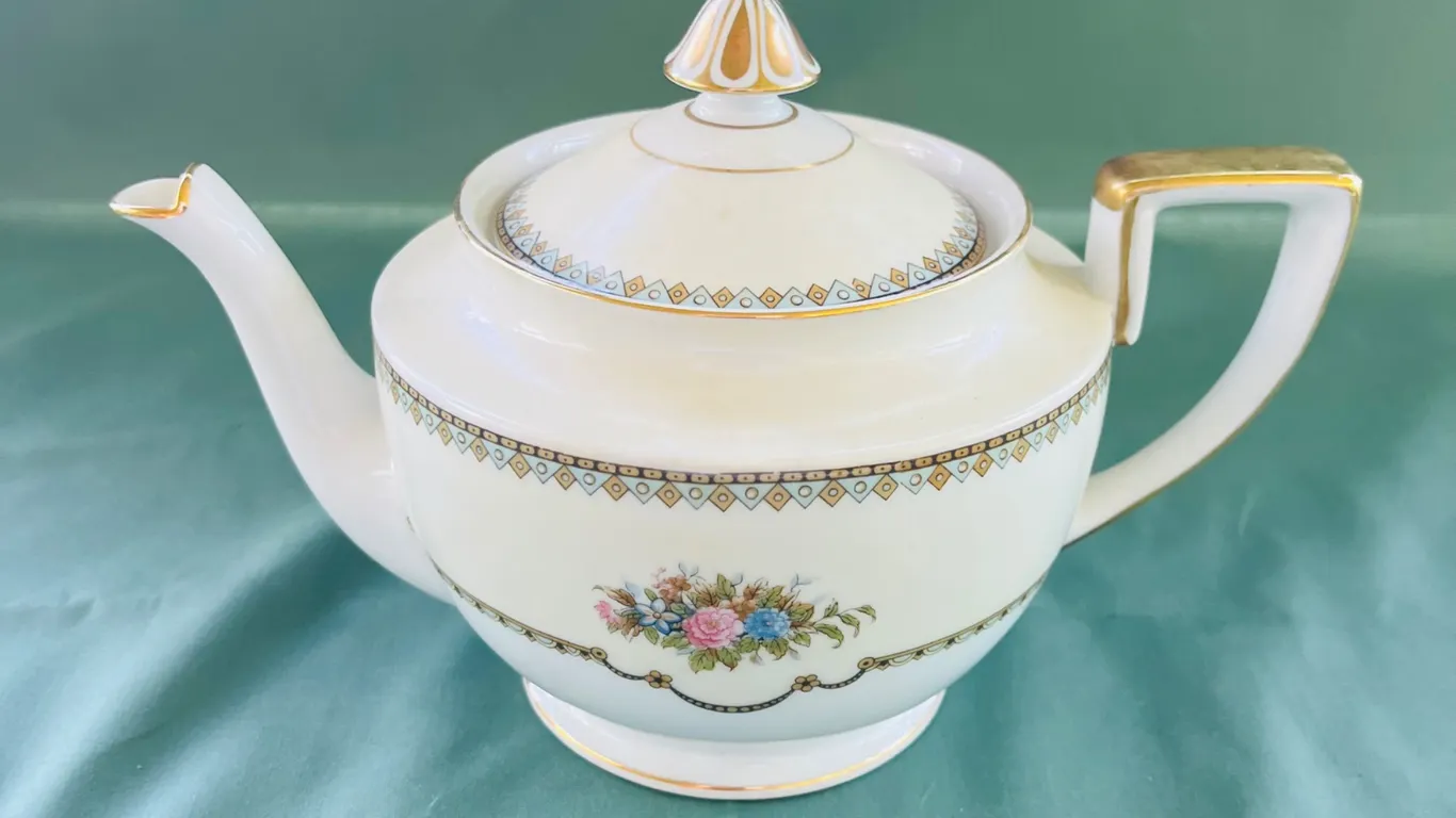 Noritake “Wellsdale” Gold Trim Teapot