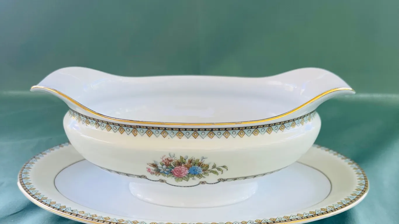 Noritake Gravy Boat with Underplate “Wellsdale”
