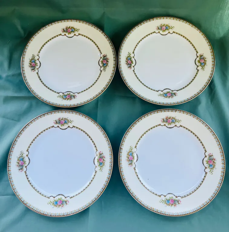 Set of Eight Noritake “Wellsdale” China Salad Plates, Gold Trim