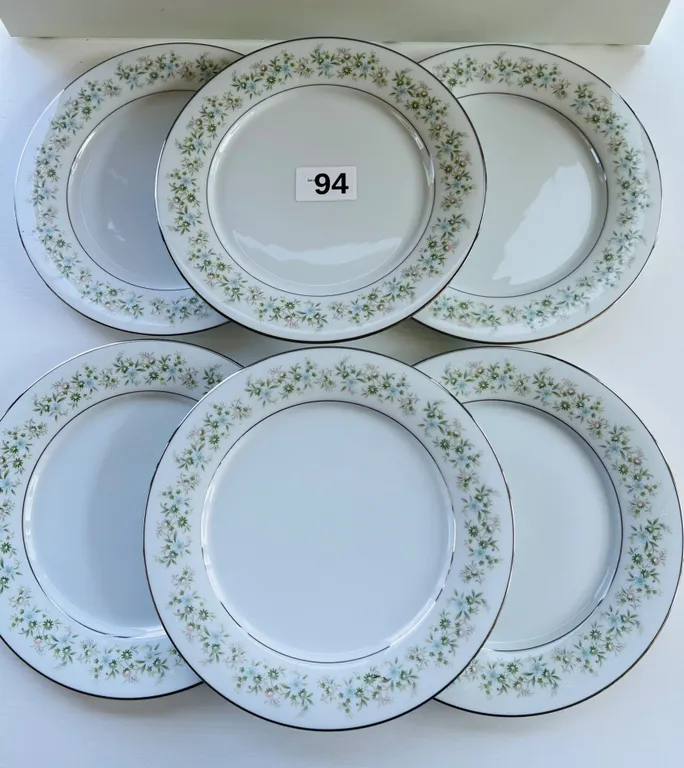 Noritake Floral Dinner Plates Savannah pattern
