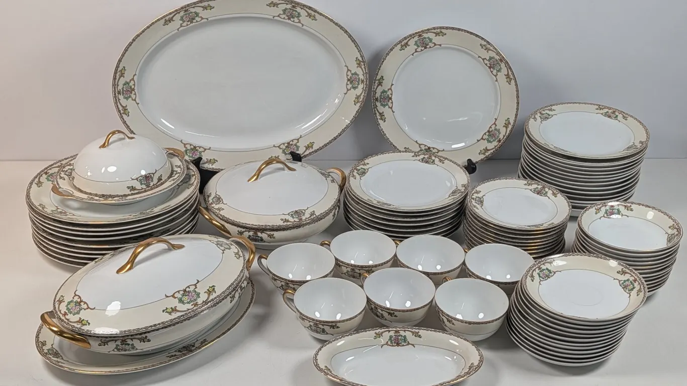 Meito China Dinnerware Set