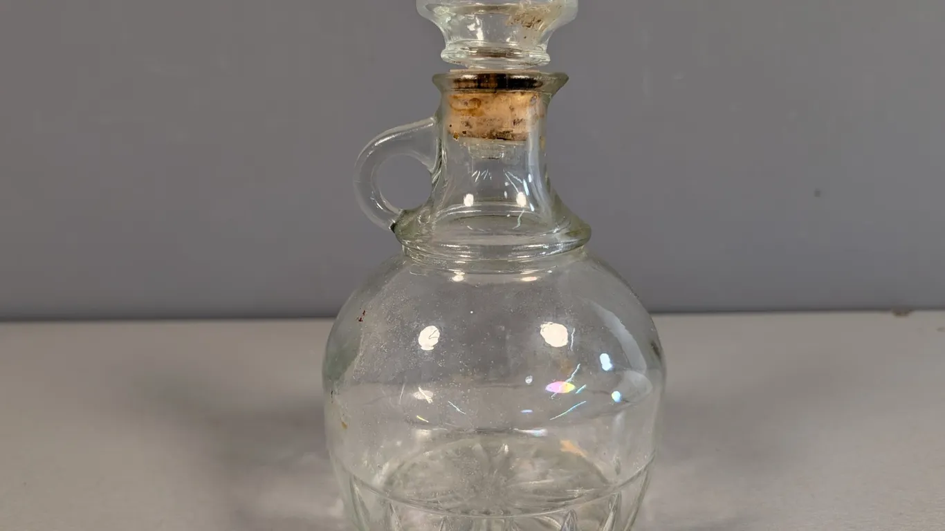 Clear Glass Decanter with Stopper