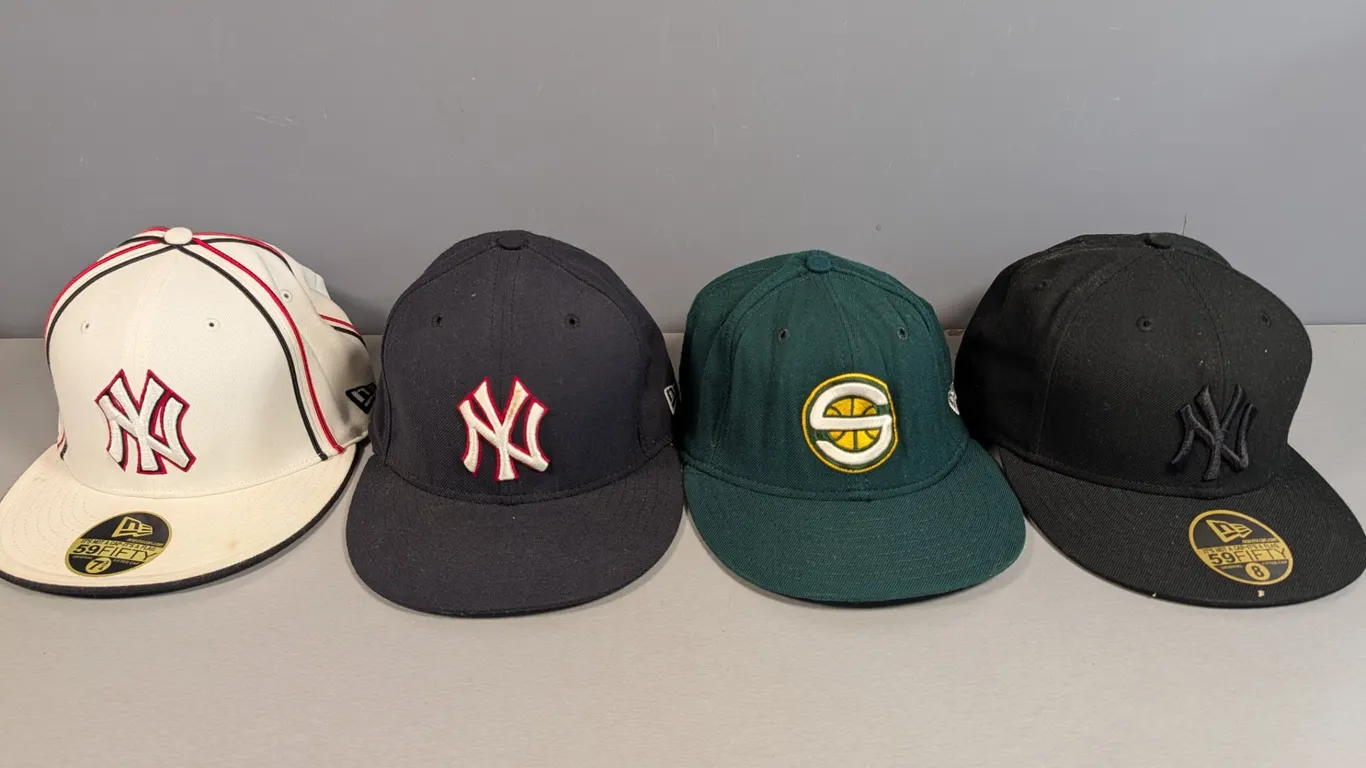 Lot of four Fitted Baseball Caps: New York Yankees and Seattle Supersonics