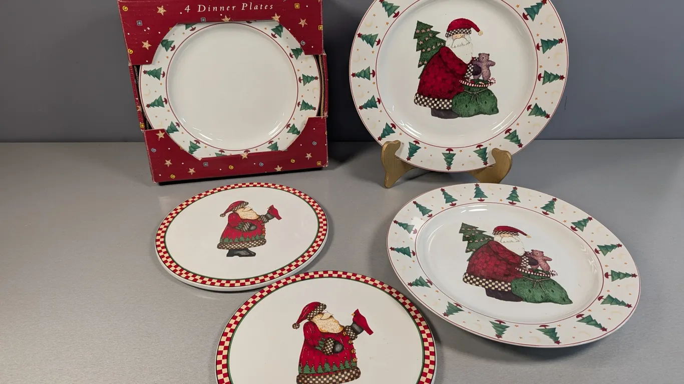 Sakura Debbie Mumm Magic of Santa Christmas Plates and Trivets