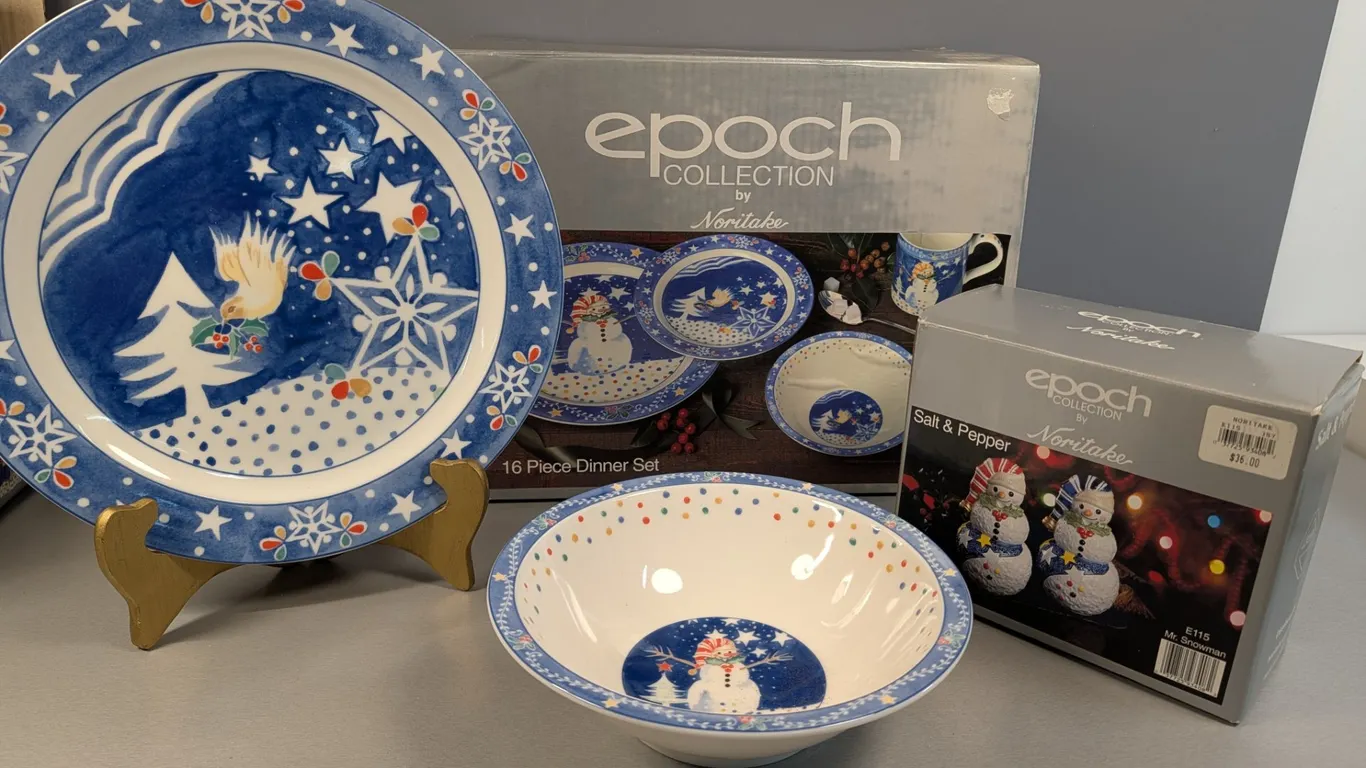 Noritake Epoch Collection "Mr. Snowman" 16-Piece Dinnerware Set, Salt & Pepper Shakers and 2 PC ser