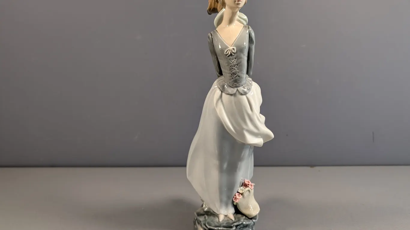 Lladro Porcelain Figurine Woman with Flowers