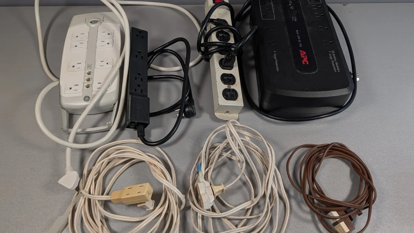 APC Back-UPS ES 750 Battery Backup with Power Strips and Cords