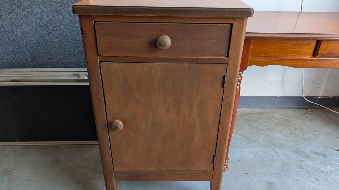 Eichenlaubs Wood Cabinet