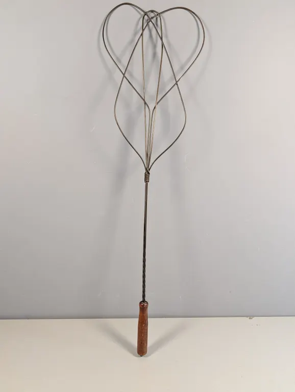 Wire Rug Beater with Wooden Handle