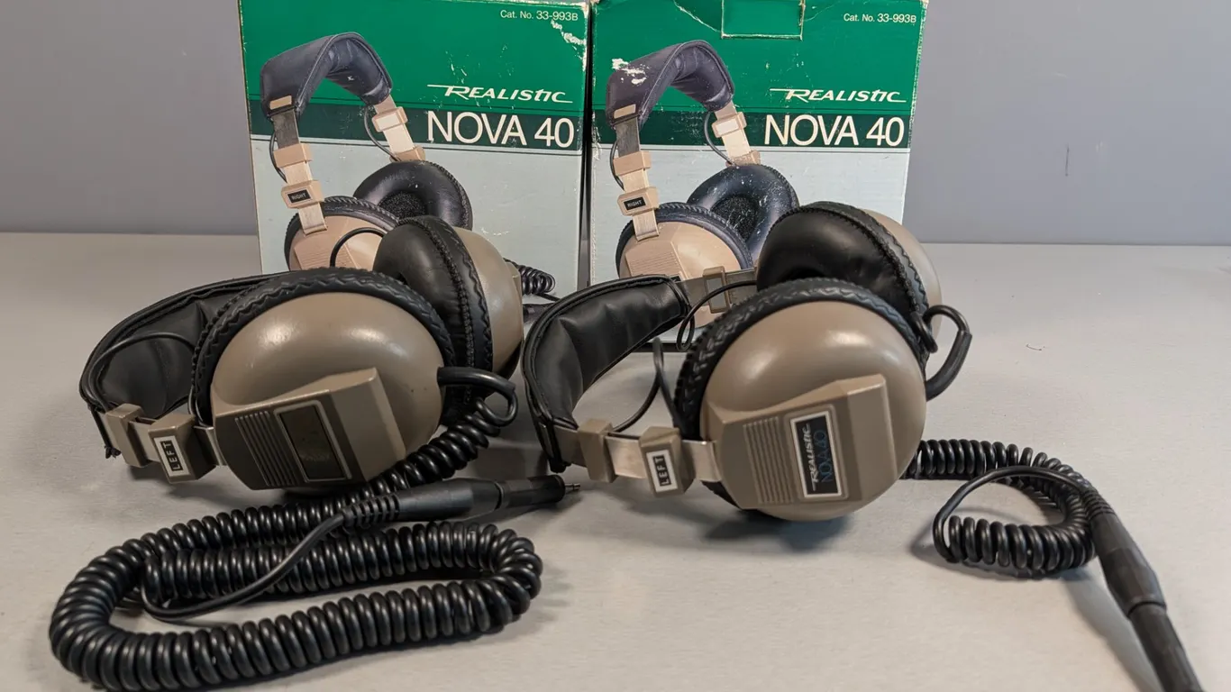 Pair of Realistic NOVA 40 Stereo Headphones