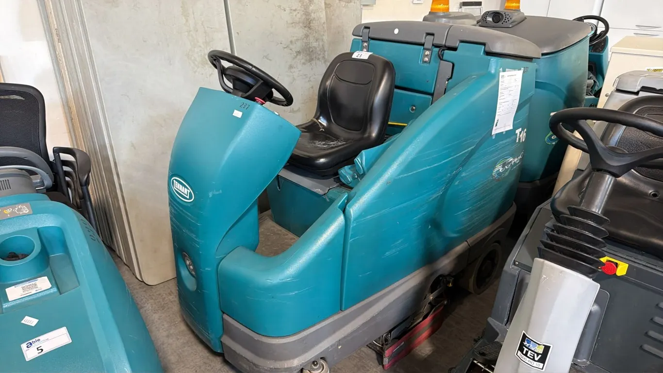 TENNANT T16 HEAVY-DUTY BATTERY-POWERED RIDE-ON FLOOR SCRUBBER DAMAGED STEERING TIRE - FOR PARTS/