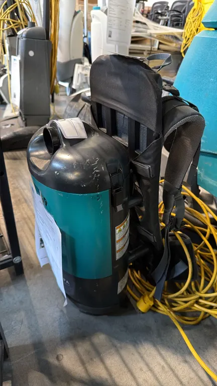 TENNANT V-BP-6 COMMERCIAL DRY HEPA FILTRATION BACKPACK VACUUM CLEANER
