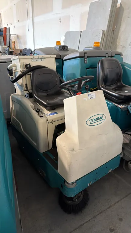 TENNANT 6100 SUB-COMPACT BATTERY-POWERED RIDE-ON FLOOR SWEEPER SYSTEM