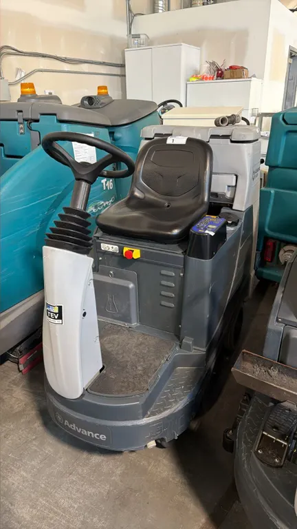 ADVANCE ES4000 TOTAL CARPET CARE SYSTEM 24V BATTERY-POWERED RIDE-ON MICRO-EXTRACTOR