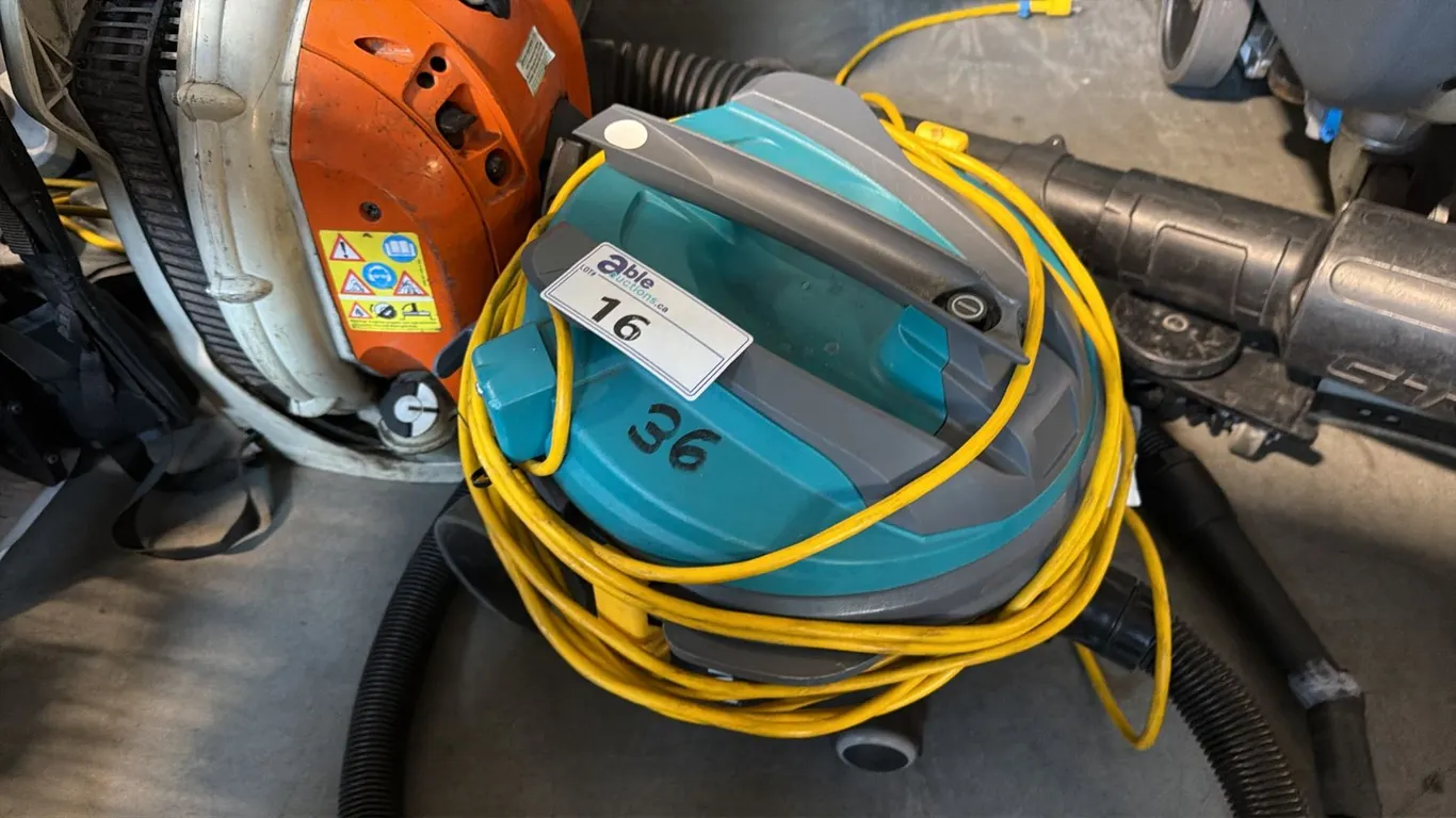 TENNANT V-CAN-12 COMMERCIAL DRY CANISTER VACUUM CLEANER 120V/60HZ, 800W MOTOR, 12-LITER TANK