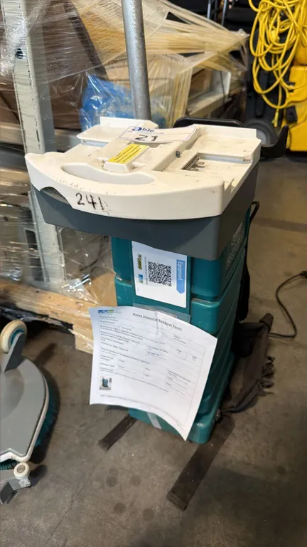 TENNANT 3050 COMMERCIAL BACKPACK VACUUM CLEANER DRY CANISTER SYSTEM 120V USED - FOR PARTS/REPAIR