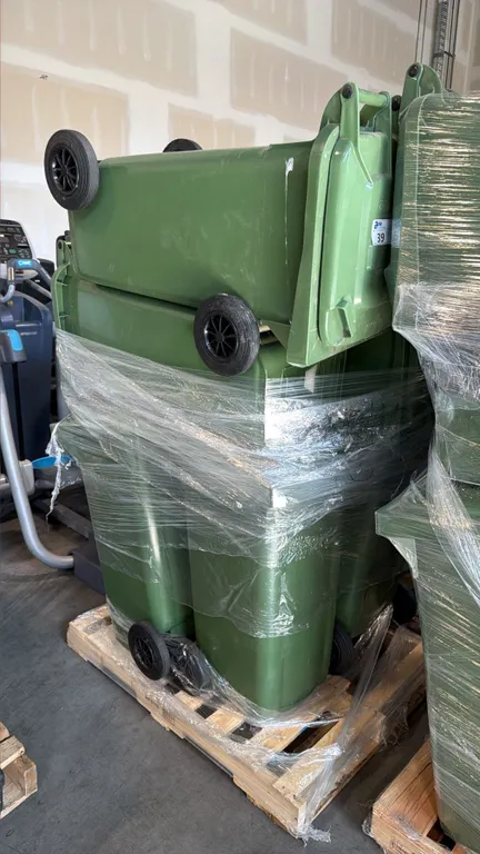 7 GREEN INDUSTRIAL HIGH-DENSITY PLASTIC MOBILE WASTE CONTAINMENT CONTAINER UNIT