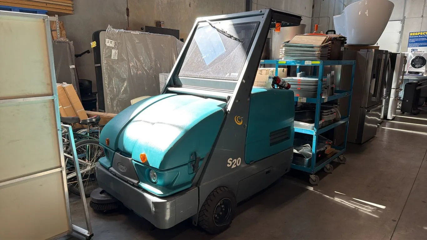 TENNANT S20 INDUSTRIAL COMPACT RIDE-ON FLOOR SWEEPER