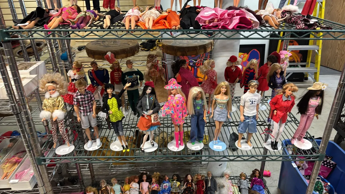 SHELF OF ASSORTED VINTAGE BARBIE & KEN DOLLS ON STANDS *NO BOXES*
