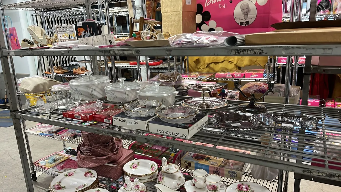 SHELF OF VINTAGE LIDDED CASSEROLE DISHES, FLORAL BON BON DISHES, SILVER PLATED CANDELABRA & MORE